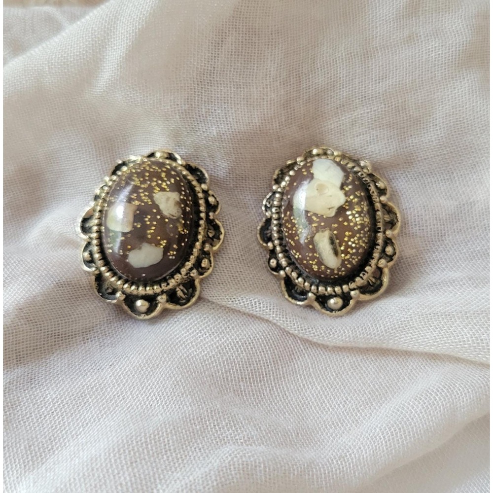 Vintage 60s brown glitter lucite‎ with shells in gold tone frame clip-ons retro